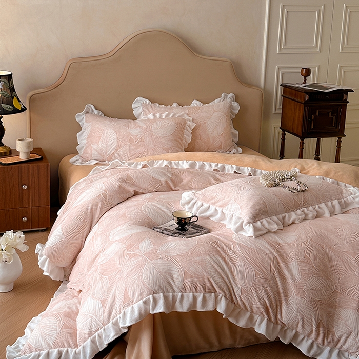 91家纺网 家纺一手货源 找家纺 澳梵家居 2025新款雕花牛奶绒韩版四件套-玫瑰蝶语 粉黛叶影