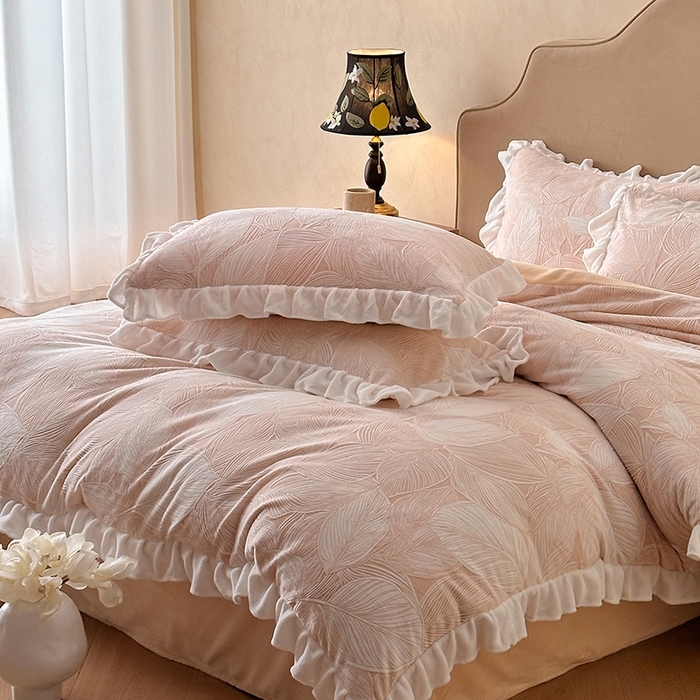 91家纺网 家纺一手货源 找家纺 澳梵家居 2025新款雕花牛奶绒韩版四件套-玫瑰蝶语 粉黛叶影