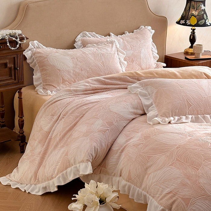 91家纺网 家纺一手货源 找家纺 澳梵家居 2025新款雕花牛奶绒韩版四件套-玫瑰蝶语 粉黛叶影