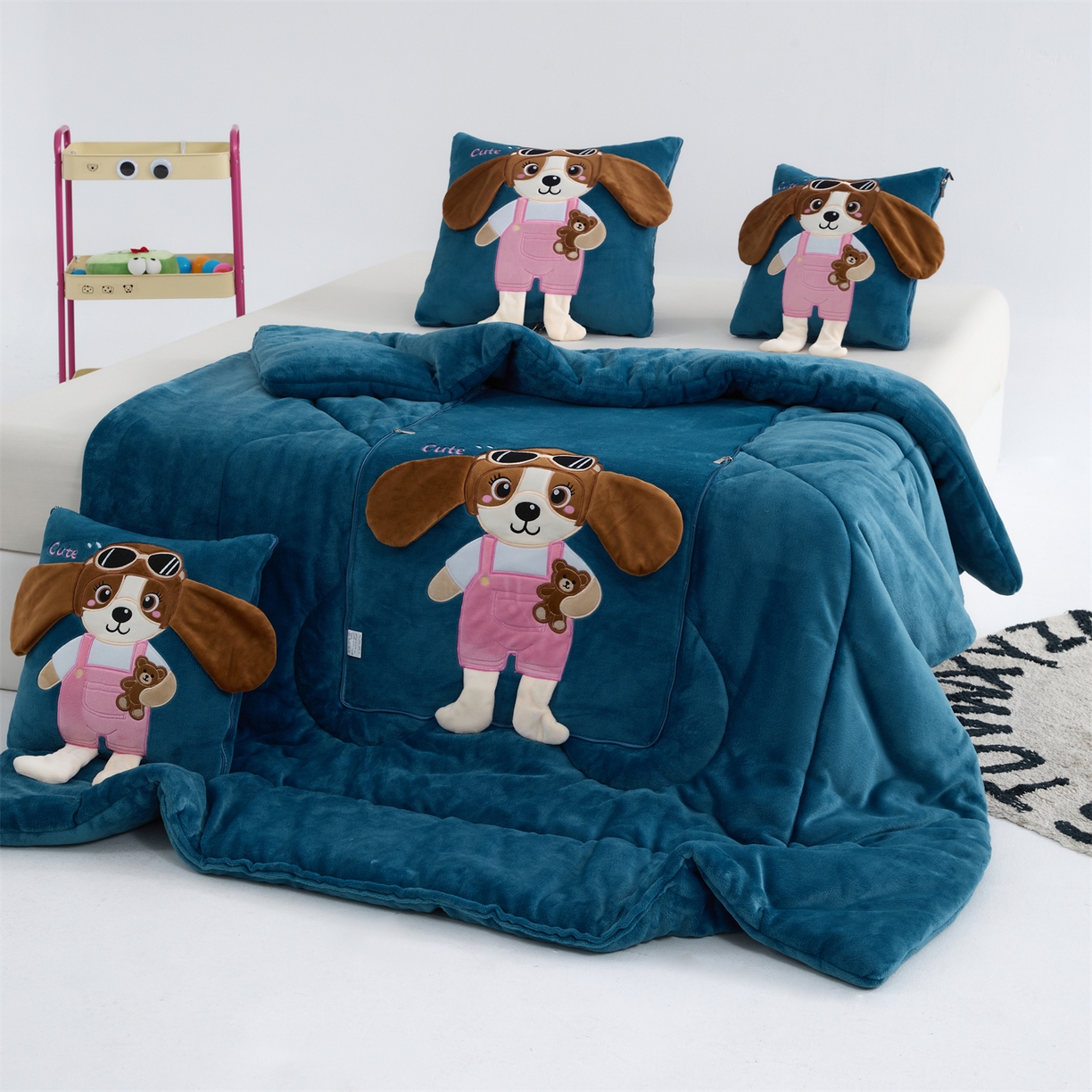 91家纺网 家纺一手货源 找家纺 吉利家居2025新款牛奶绒贴布绣多功能抱枕被-天使狗（控价小号68   大号98） 牛仔蓝