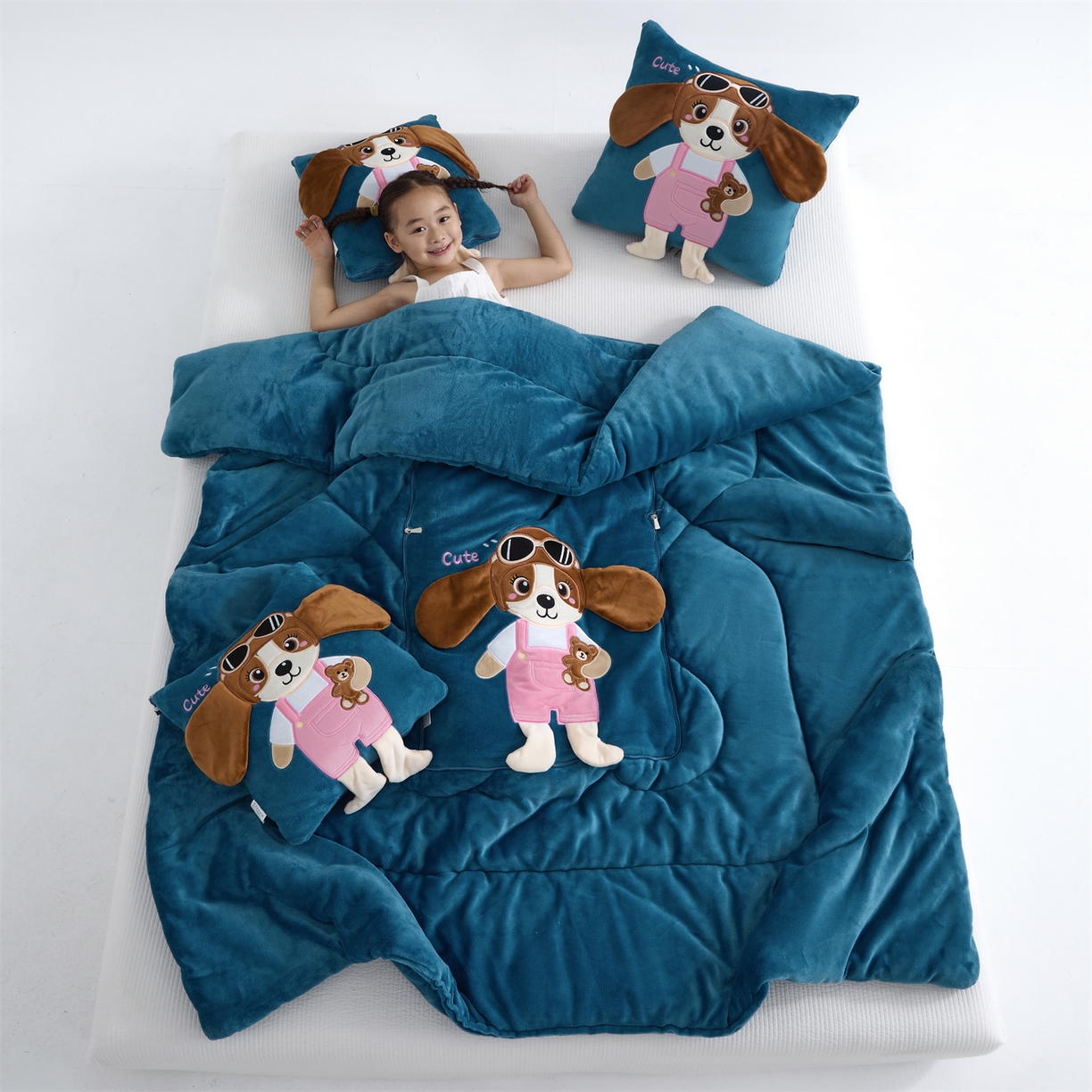 91家纺网 家纺一手货源 找家纺 吉利家居2025新款牛奶绒贴布绣多功能抱枕被-天使狗（控价小号68   大号98） 牛仔蓝