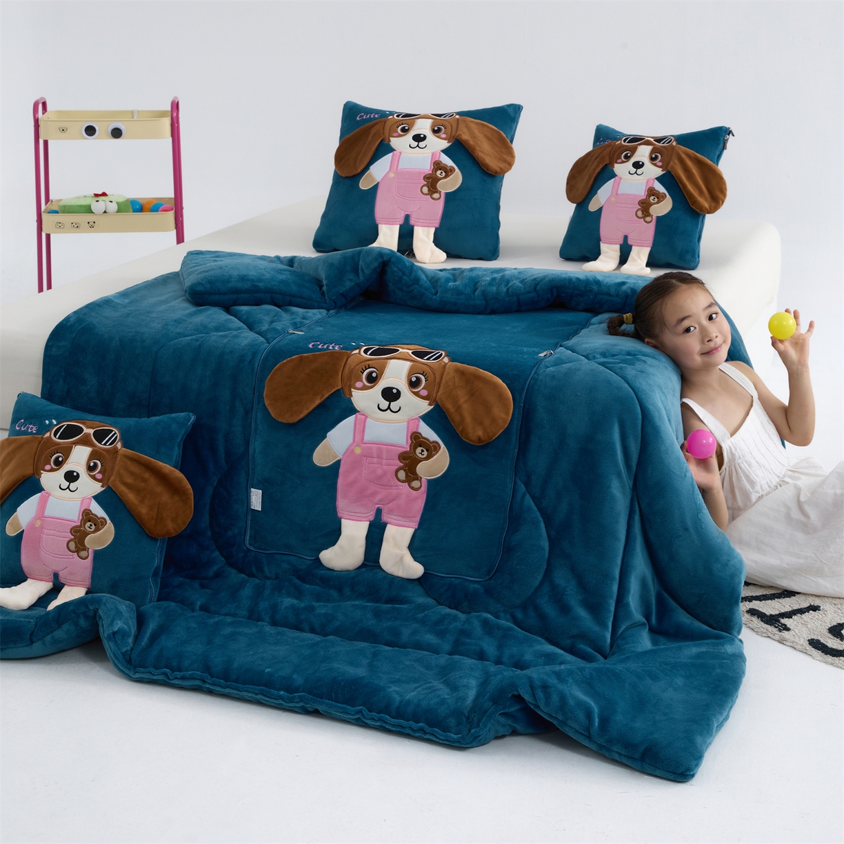 91家纺网 家纺一手货源 找家纺 吉利家居2025新款牛奶绒贴布绣多功能抱枕被-天使狗（控价小号68   大号98） 牛仔蓝