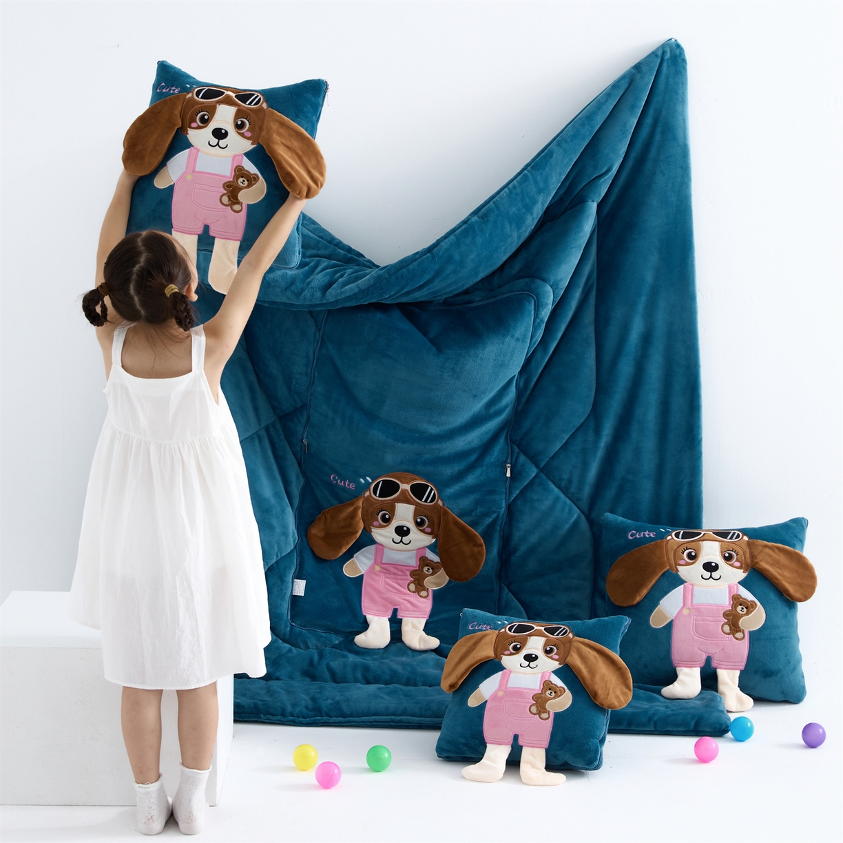 91家纺网 家纺一手货源 找家纺 吉利家居2025新款牛奶绒贴布绣多功能抱枕被-天使狗（控价小号68   大号98） 牛仔蓝