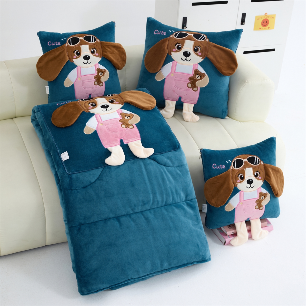 91家纺网 家纺一手货源 找家纺 吉利家居2025新款牛奶绒贴布绣多功能抱枕被-天使狗（控价小号68   大号98） 牛仔蓝