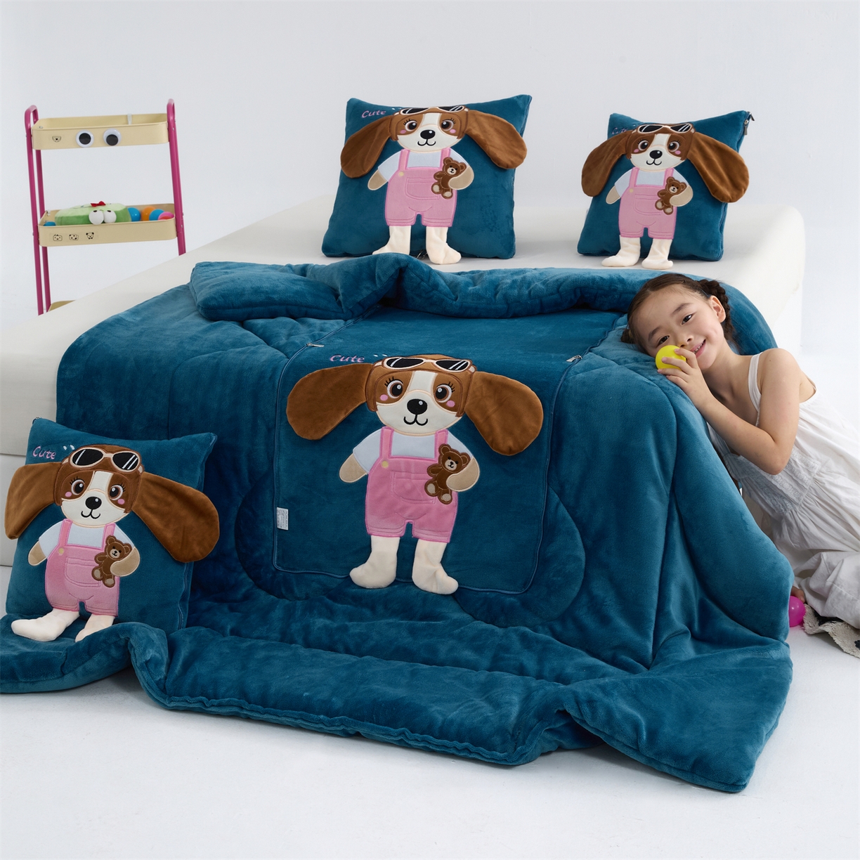 91家纺网 家纺一手货源 找家纺 吉利家居2025新款牛奶绒贴布绣多功能抱枕被-天使狗（控价小号68   大号98） 牛仔蓝