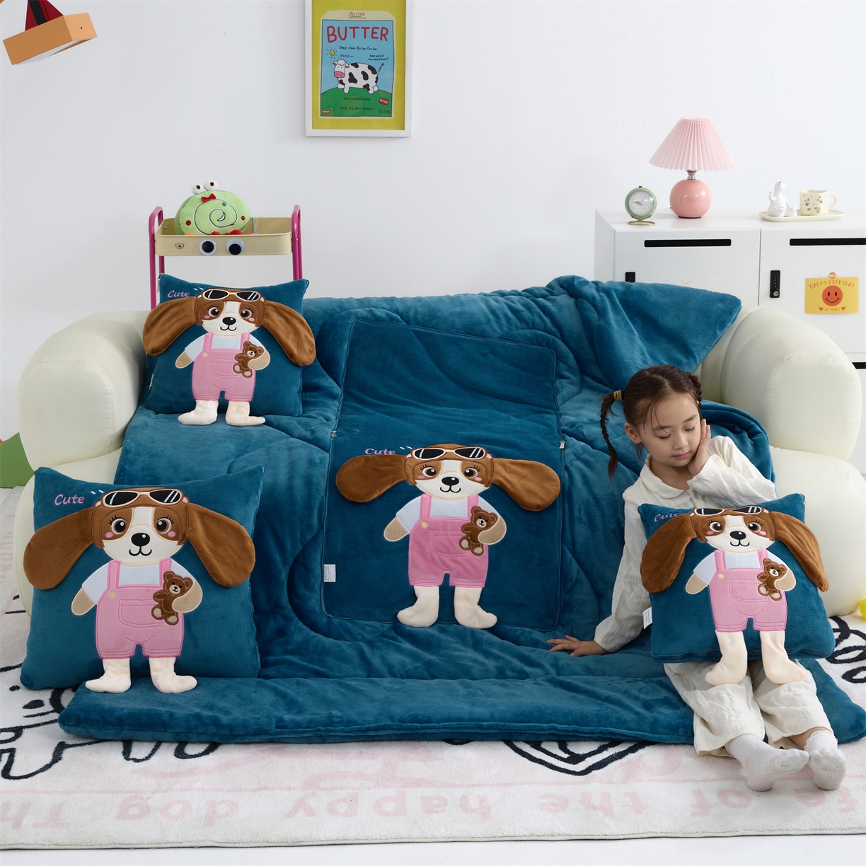 91家纺网 家纺一手货源 找家纺 吉利家居2025新款牛奶绒贴布绣多功能抱枕被-天使狗（控价小号68   大号98） 牛仔蓝