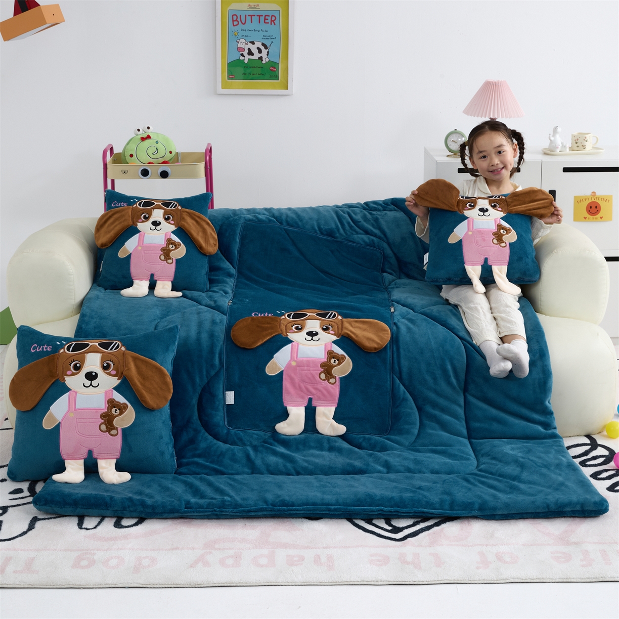 91家纺网 家纺一手货源 找家纺 吉利家居2025新款牛奶绒贴布绣多功能抱枕被-天使狗（控价小号68   大号98） 牛仔蓝