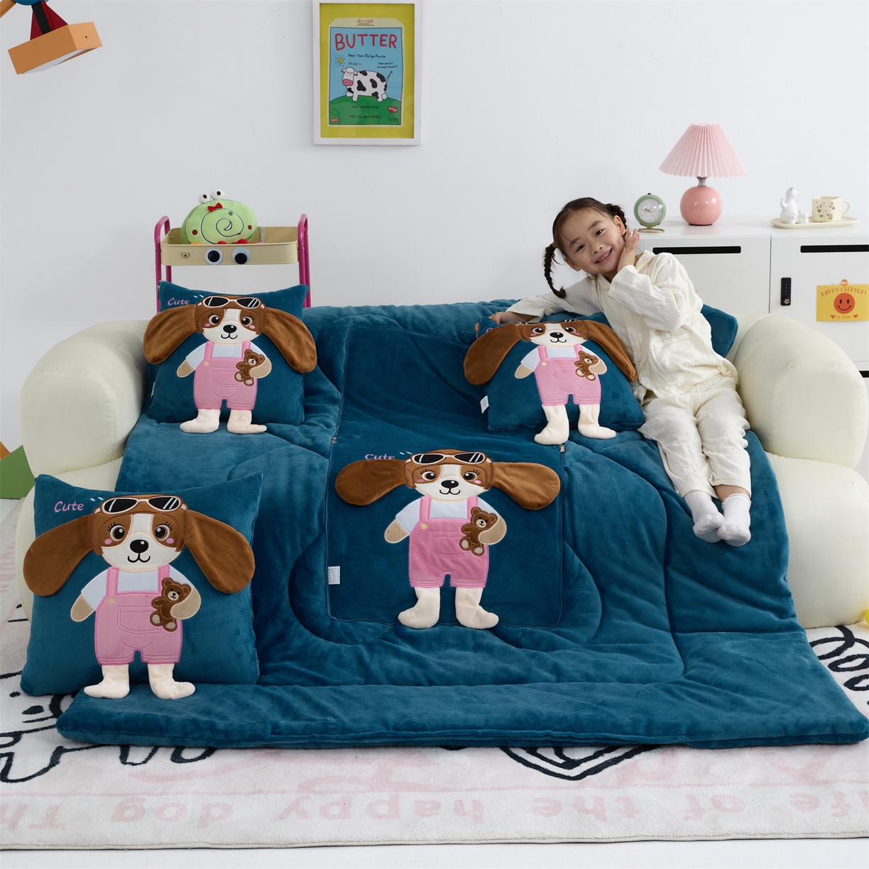 91家纺网 家纺一手货源 找家纺 吉利家居2025新款牛奶绒贴布绣多功能抱枕被-天使狗（控价小号68   大号98） 牛仔蓝