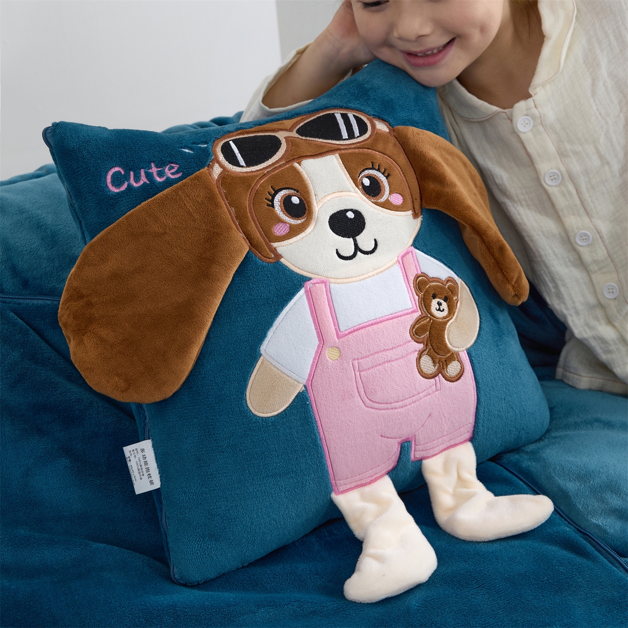 91家纺网 家纺一手货源 找家纺 吉利家居2025新款牛奶绒贴布绣多功能抱枕被-天使狗（控价小号68   大号98） 牛仔蓝