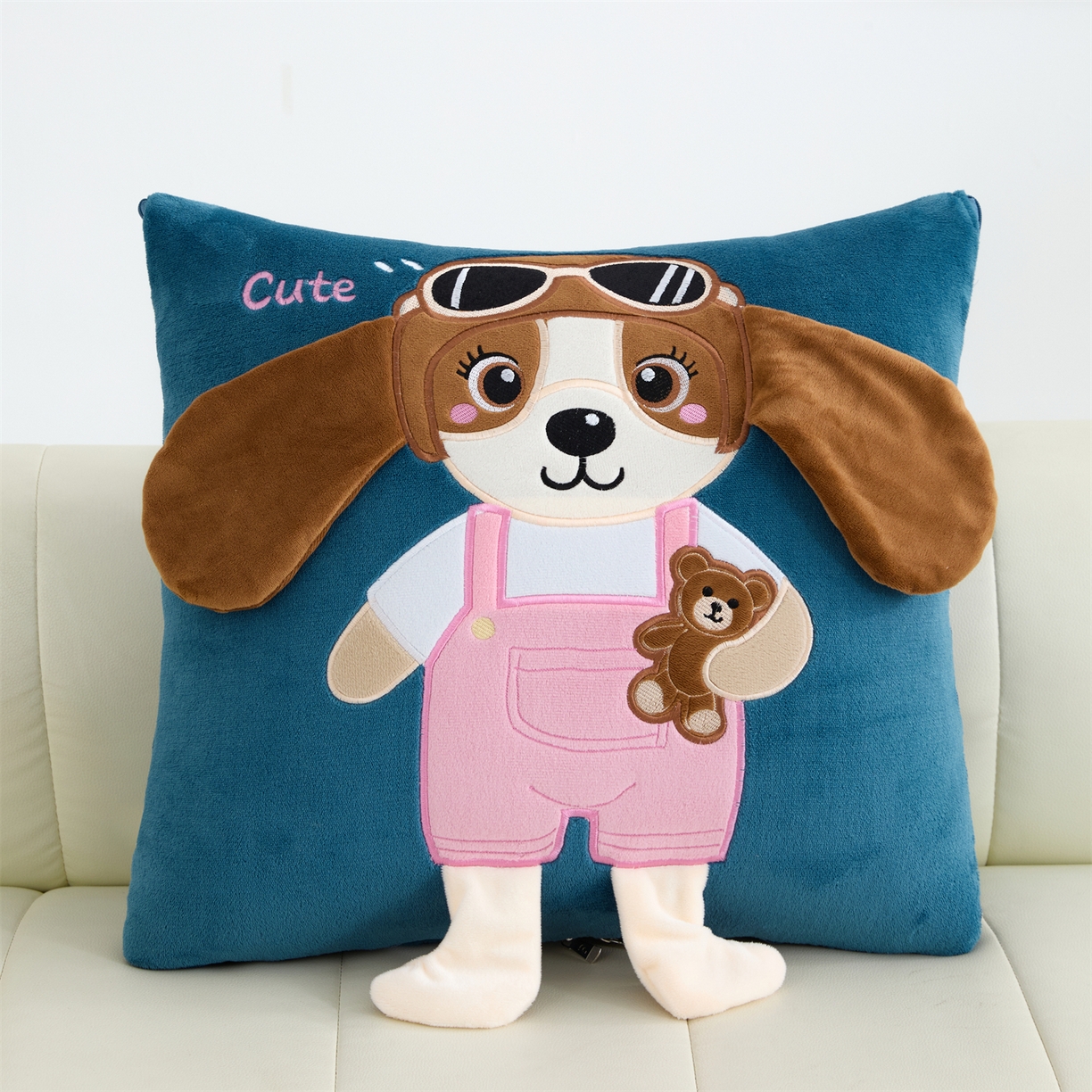 91家纺网 家纺一手货源 找家纺 吉利家居2025新款牛奶绒贴布绣多功能抱枕被-天使狗（控价小号68   大号98） 牛仔蓝