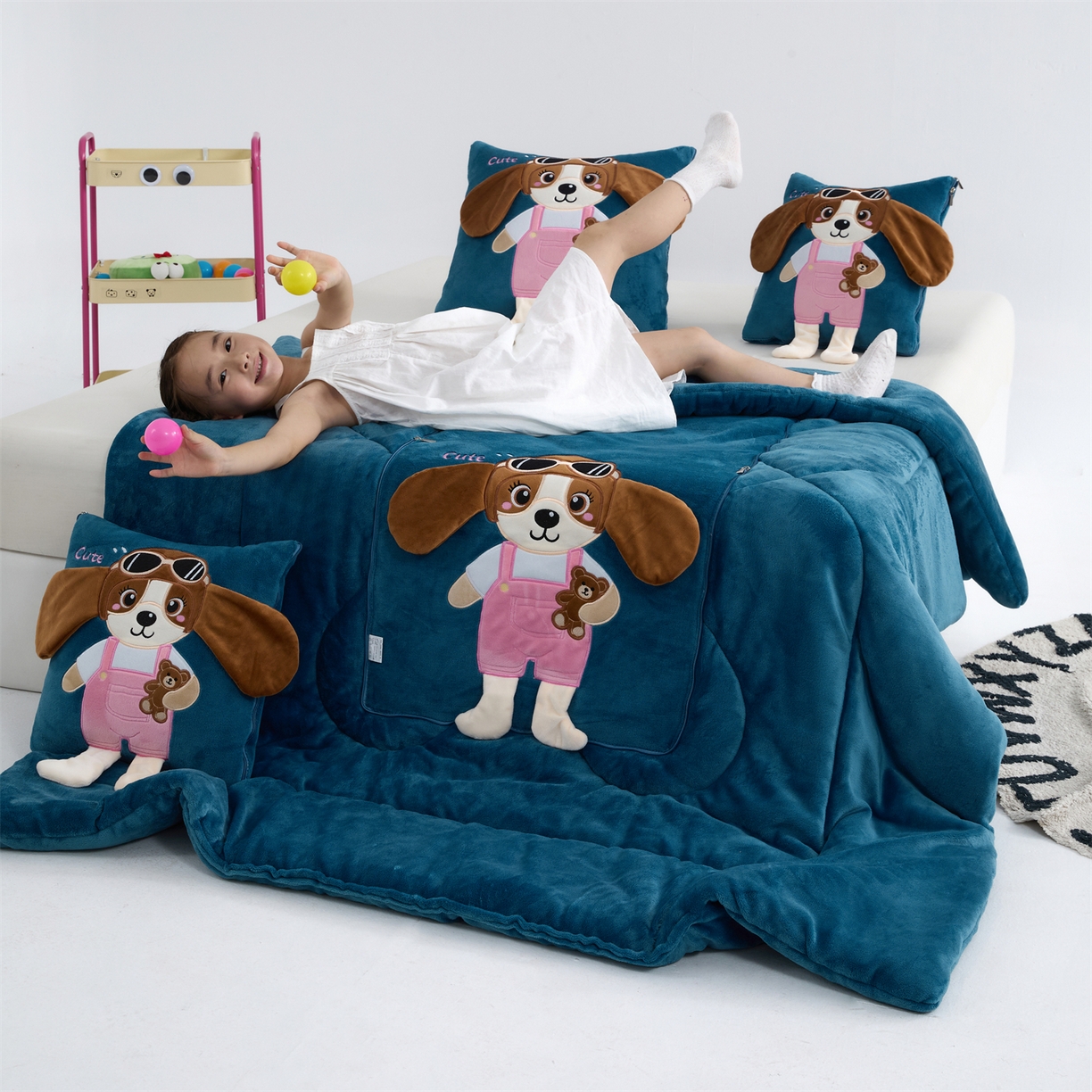 91家纺网 家纺一手货源 找家纺 吉利家居2025新款牛奶绒贴布绣多功能抱枕被-天使狗（控价小号68   大号98） 牛仔蓝