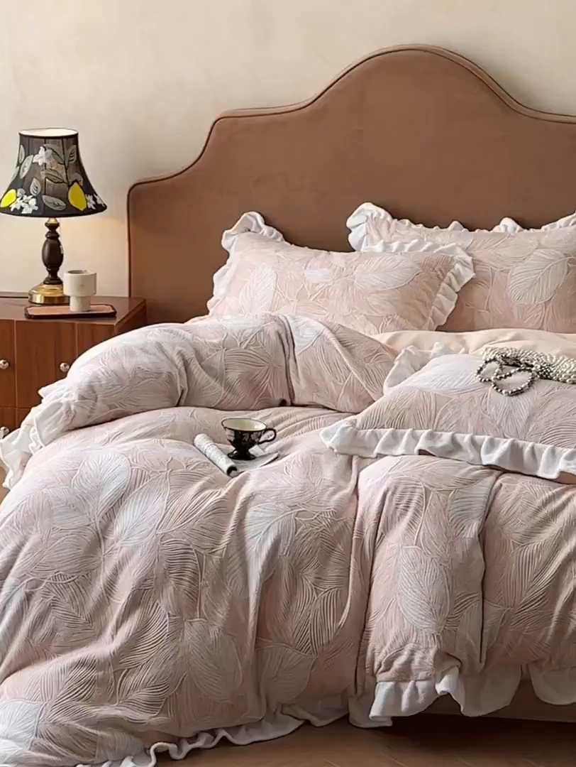 91家纺网 家纺一手货源 找家纺 澳梵家居 2025新款雕花牛奶绒韩版四件套-玫瑰蝶语 粉黛叶影