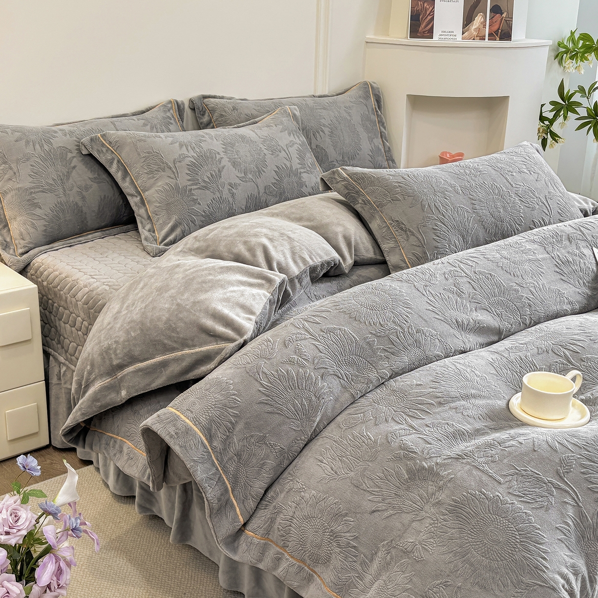 91家纺网 家纺一手货源 找家纺 金艾草 2025新款牛奶绒立体雕花夹棉床盖四件套向日葵-深灰