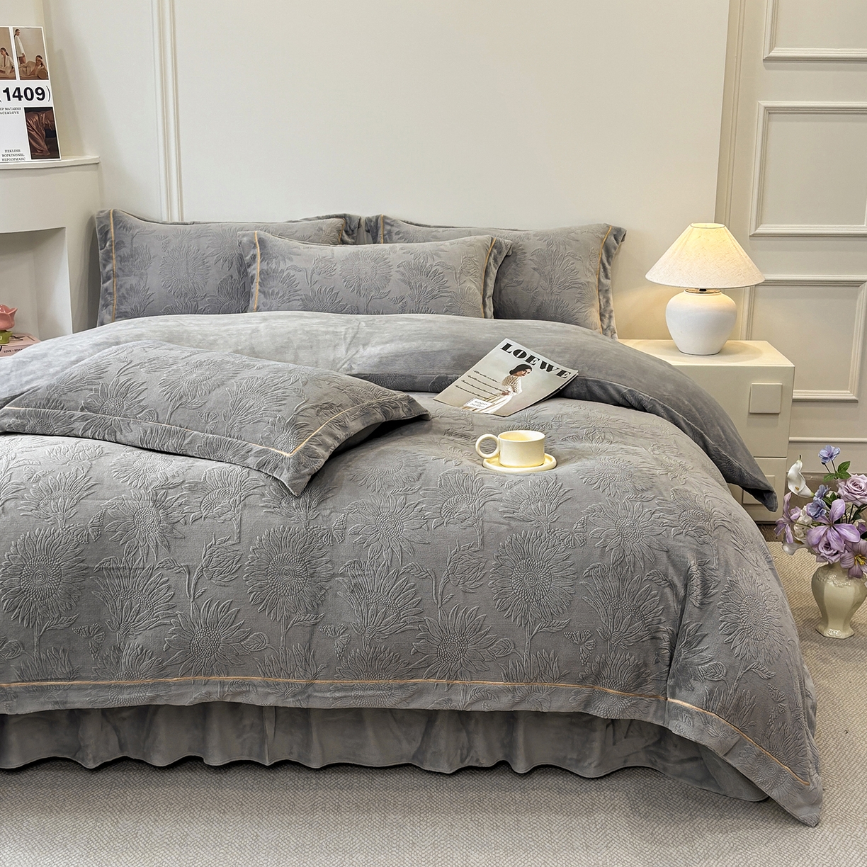 91家纺网 家纺一手货源 找家纺 金艾草 2025新款牛奶绒立体雕花夹棉床盖四件套向日葵-深灰