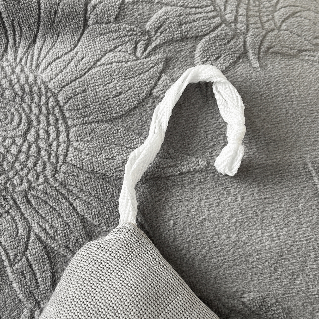 91家纺网 家纺一手货源 找家纺 金艾草 2025新款牛奶绒立体雕花夹棉床盖四件套向日葵-深灰