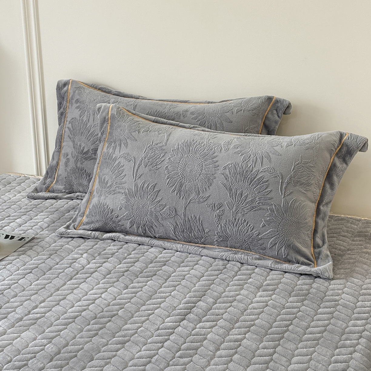 91家纺网 家纺一手货源 找家纺 金艾草 2025新款牛奶绒立体雕花夹棉床盖四件套向日葵-深灰