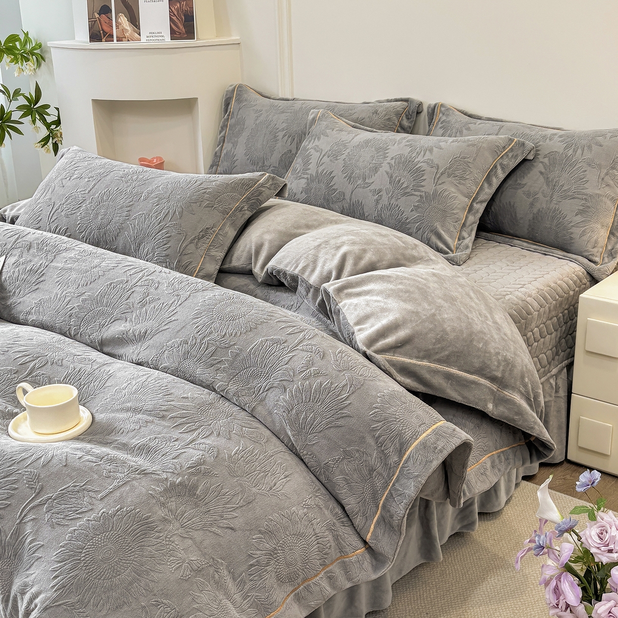 91家纺网 家纺一手货源 找家纺 金艾草 2025新款牛奶绒立体雕花夹棉床盖四件套向日葵-深灰