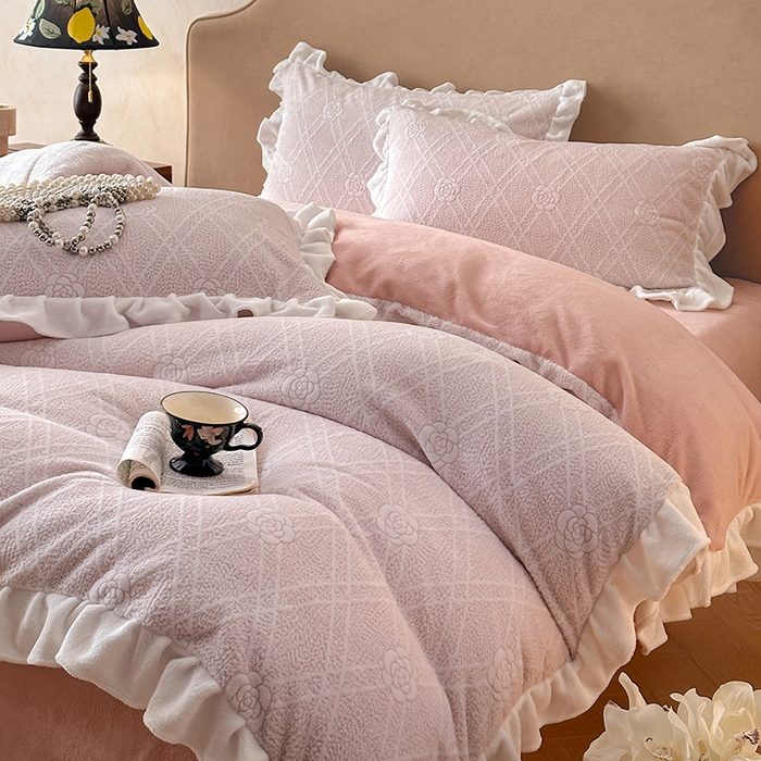 91家纺网 家纺一手货源 找家纺 澳梵家居 2025新款雕花牛奶绒韩版四件套-玫瑰蝶语 粉菱山茶