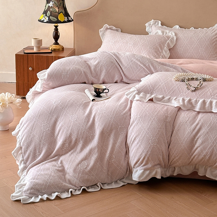 91家纺网 家纺一手货源 找家纺 澳梵家居 2025新款雕花牛奶绒韩版四件套-玫瑰蝶语 粉菱山茶