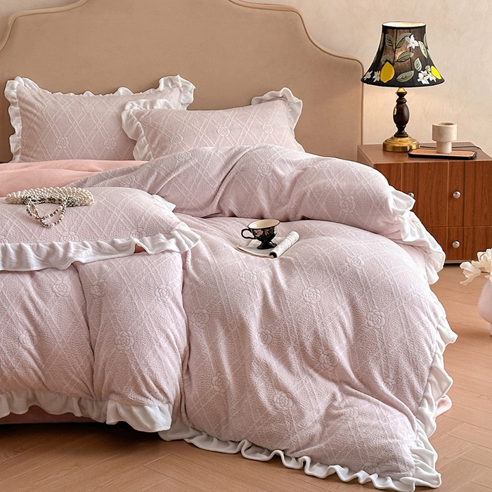91家纺网 家纺一手货源 找家纺 澳梵家居 2025新款雕花牛奶绒韩版四件套-玫瑰蝶语 粉菱山茶