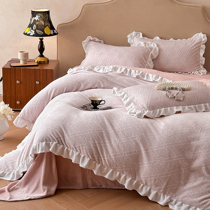91家纺网 家纺一手货源 找家纺 澳梵家居 2025新款雕花牛奶绒韩版四件套-玫瑰蝶语 粉菱山茶