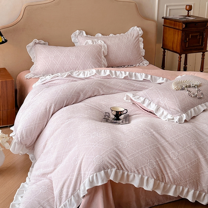 91家纺网 家纺一手货源 找家纺 澳梵家居 2025新款雕花牛奶绒韩版四件套-玫瑰蝶语 粉菱山茶