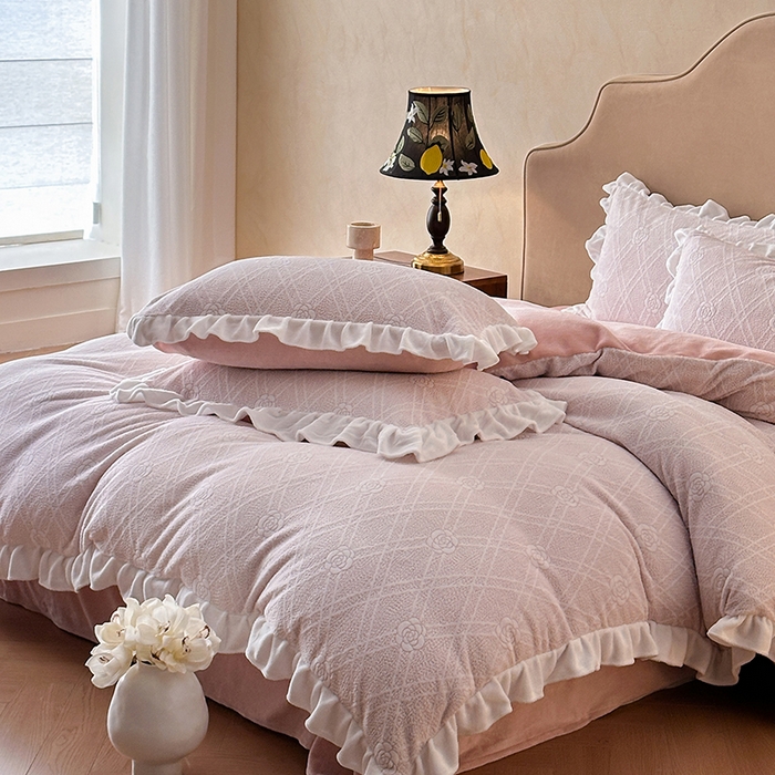 91家纺网 家纺一手货源 找家纺 澳梵家居 2025新款雕花牛奶绒韩版四件套-玫瑰蝶语 粉菱山茶