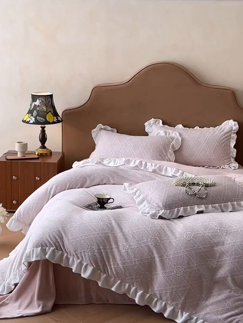 91家纺网 家纺一手货源 找家纺 澳梵家居 2025新款雕花牛奶绒韩版四件套-玫瑰蝶语 粉菱山茶