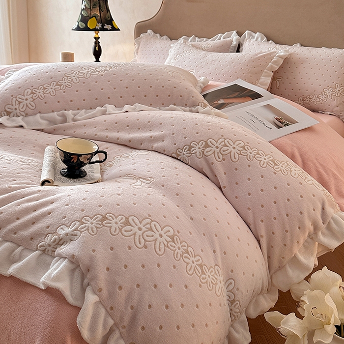 91家纺网 家纺一手货源 找家纺 澳梵家居 2025新款雕花牛奶绒韩版四件套-玫瑰蝶语 粉钻花漾