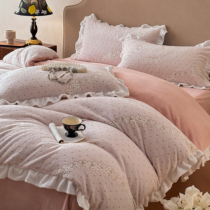 91家纺网 家纺一手货源 找家纺 澳梵家居 2025新款雕花牛奶绒韩版四件套-玫瑰蝶语 粉钻花漾