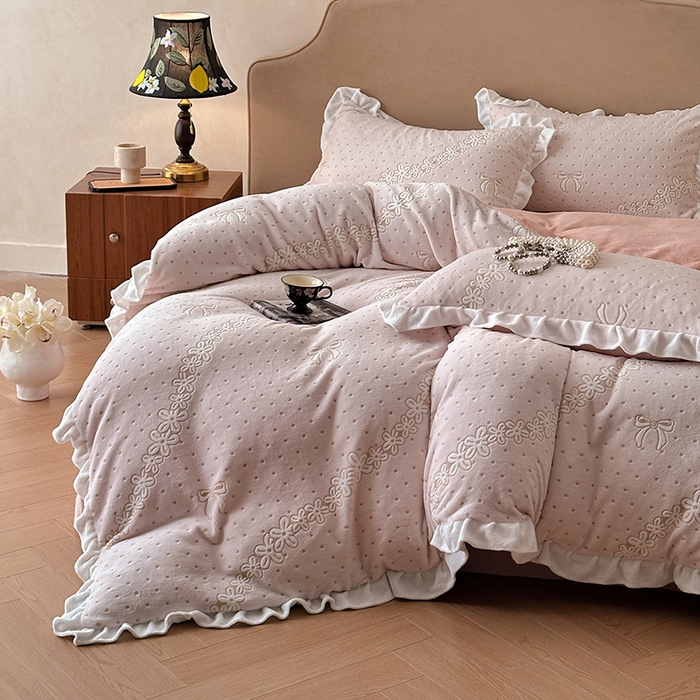 91家纺网 家纺一手货源 找家纺 澳梵家居 2025新款雕花牛奶绒韩版四件套-玫瑰蝶语 粉钻花漾