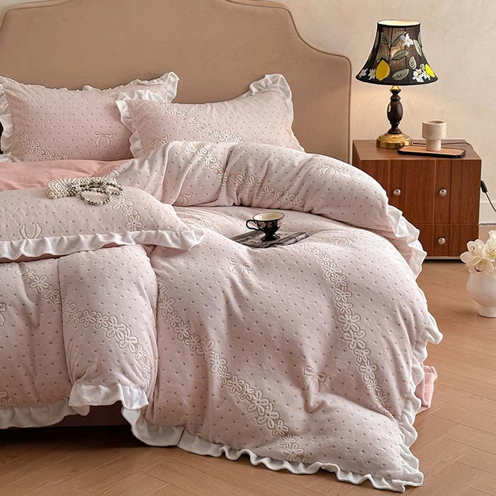 91家纺网 家纺一手货源 找家纺 澳梵家居 2025新款雕花牛奶绒韩版四件套-玫瑰蝶语 粉钻花漾