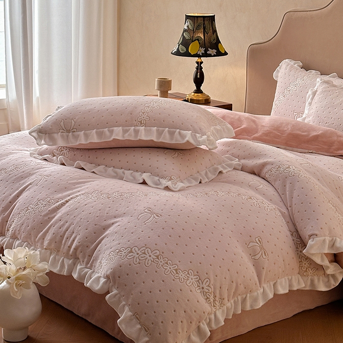 91家纺网 家纺一手货源 找家纺 澳梵家居 2025新款雕花牛奶绒韩版四件套-玫瑰蝶语 粉钻花漾