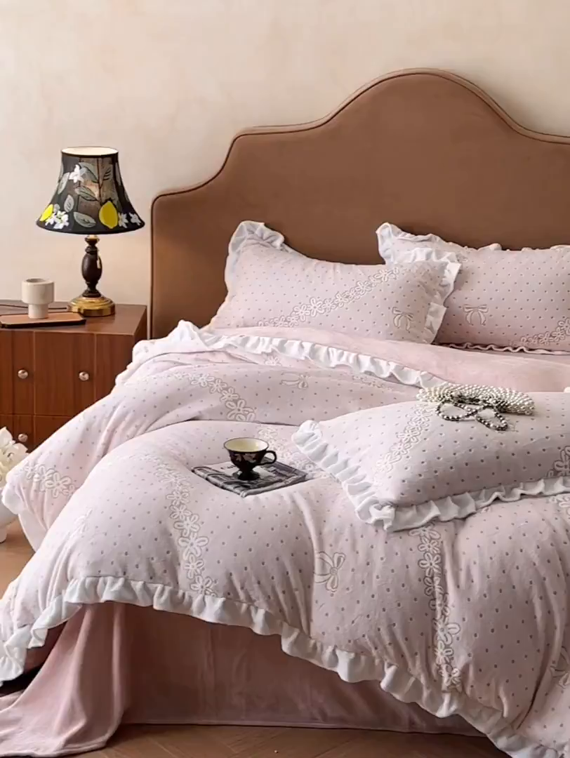 91家纺网 家纺一手货源 找家纺 澳梵家居 2025新款雕花牛奶绒韩版四件套-玫瑰蝶语 粉钻花漾