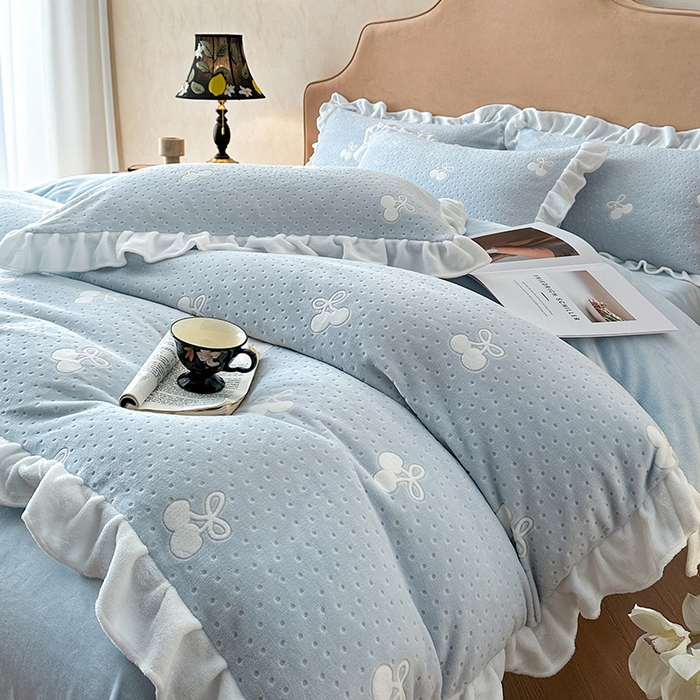 91家纺网 家纺一手货源 找家纺 澳梵家居 2025新款雕花牛奶绒韩版四件套-玫瑰蝶语 海盐樱桃