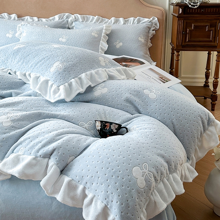 91家纺网 家纺一手货源 找家纺 澳梵家居 2025新款雕花牛奶绒韩版四件套-玫瑰蝶语 海盐樱桃