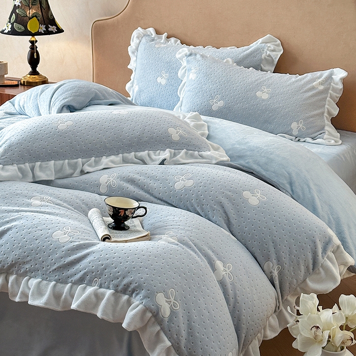 91家纺网 家纺一手货源 找家纺 澳梵家居 2025新款雕花牛奶绒韩版四件套-玫瑰蝶语 海盐樱桃