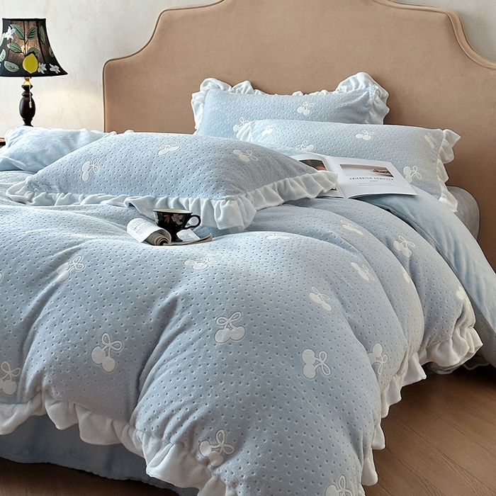 91家纺网 家纺一手货源 找家纺 澳梵家居 2025新款雕花牛奶绒韩版四件套-玫瑰蝶语 海盐樱桃