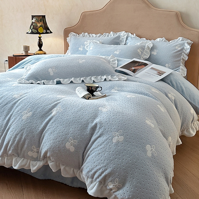 91家纺网 家纺一手货源 找家纺 澳梵家居 2025新款雕花牛奶绒韩版四件套-玫瑰蝶语 海盐樱桃