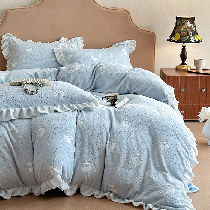 91家纺网 家纺一手货源 找家纺 澳梵家居 2025新款雕花牛奶绒韩版四件套-玫瑰蝶语 海盐樱桃