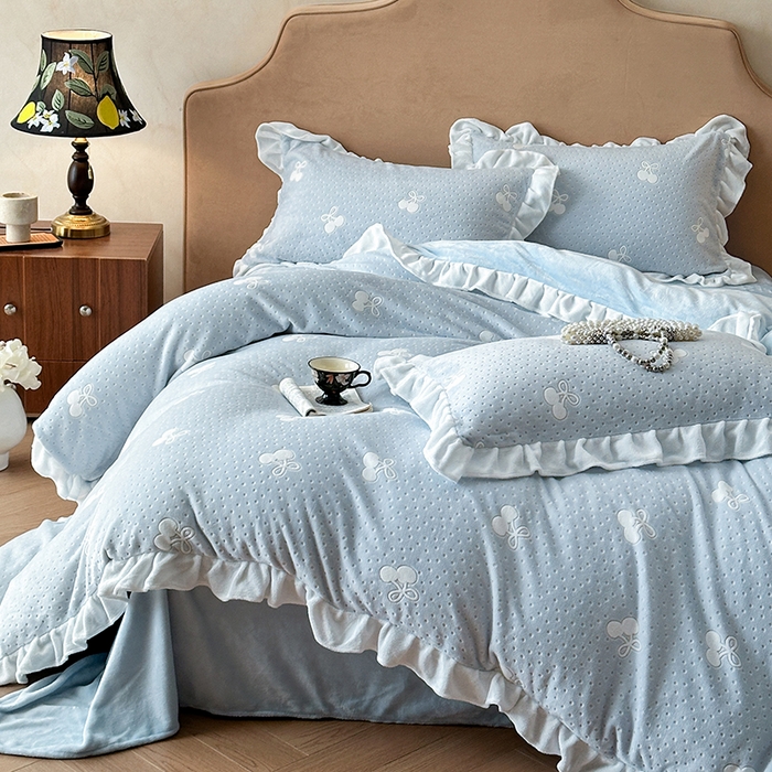 91家纺网 家纺一手货源 找家纺 澳梵家居 2025新款雕花牛奶绒韩版四件套-玫瑰蝶语 海盐樱桃