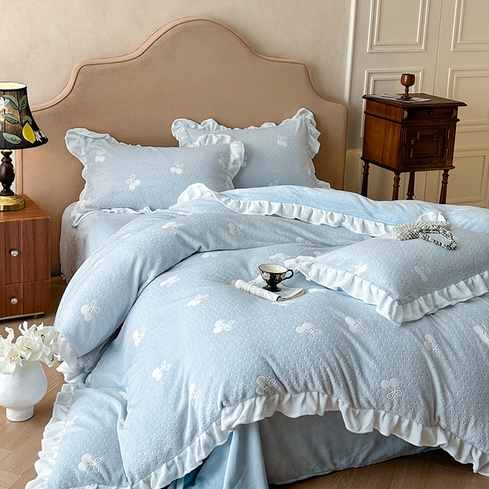 91家纺网 家纺一手货源 找家纺 澳梵家居 2025新款雕花牛奶绒韩版四件套-玫瑰蝶语 海盐樱桃