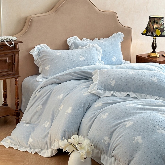 91家纺网 家纺一手货源 找家纺 澳梵家居 2025新款雕花牛奶绒韩版四件套-玫瑰蝶语 海盐樱桃