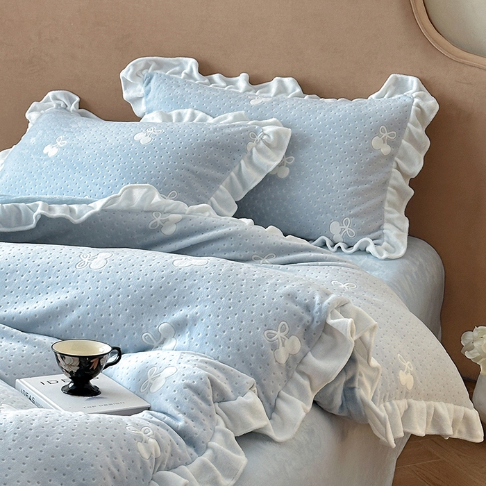 91家纺网 家纺一手货源 找家纺 澳梵家居 2025新款雕花牛奶绒韩版四件套-玫瑰蝶语 海盐樱桃