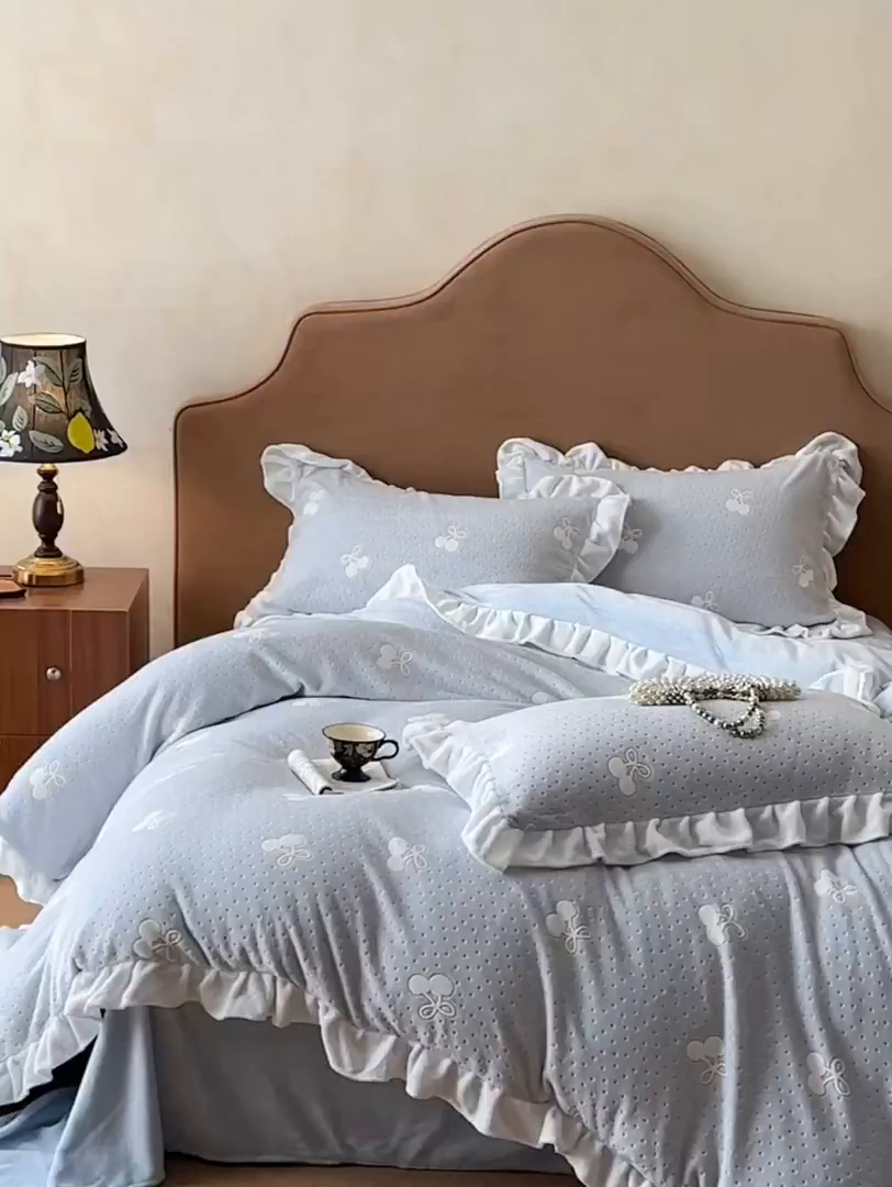 91家纺网 家纺一手货源 找家纺 澳梵家居 2025新款雕花牛奶绒韩版四件套-玫瑰蝶语 海盐樱桃