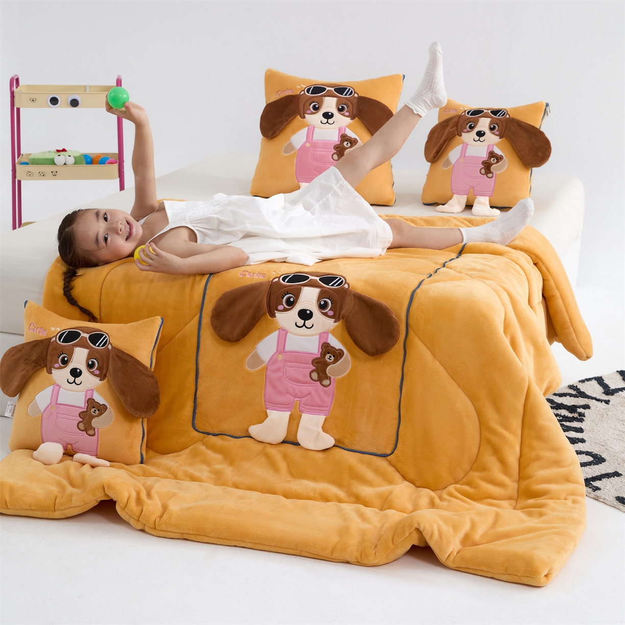 91家纺网 家纺一手货源 找家纺 吉利家居2025新款牛奶绒贴布绣多功能抱枕被-天使狗（控价小号68   大号98） 淡雅黄