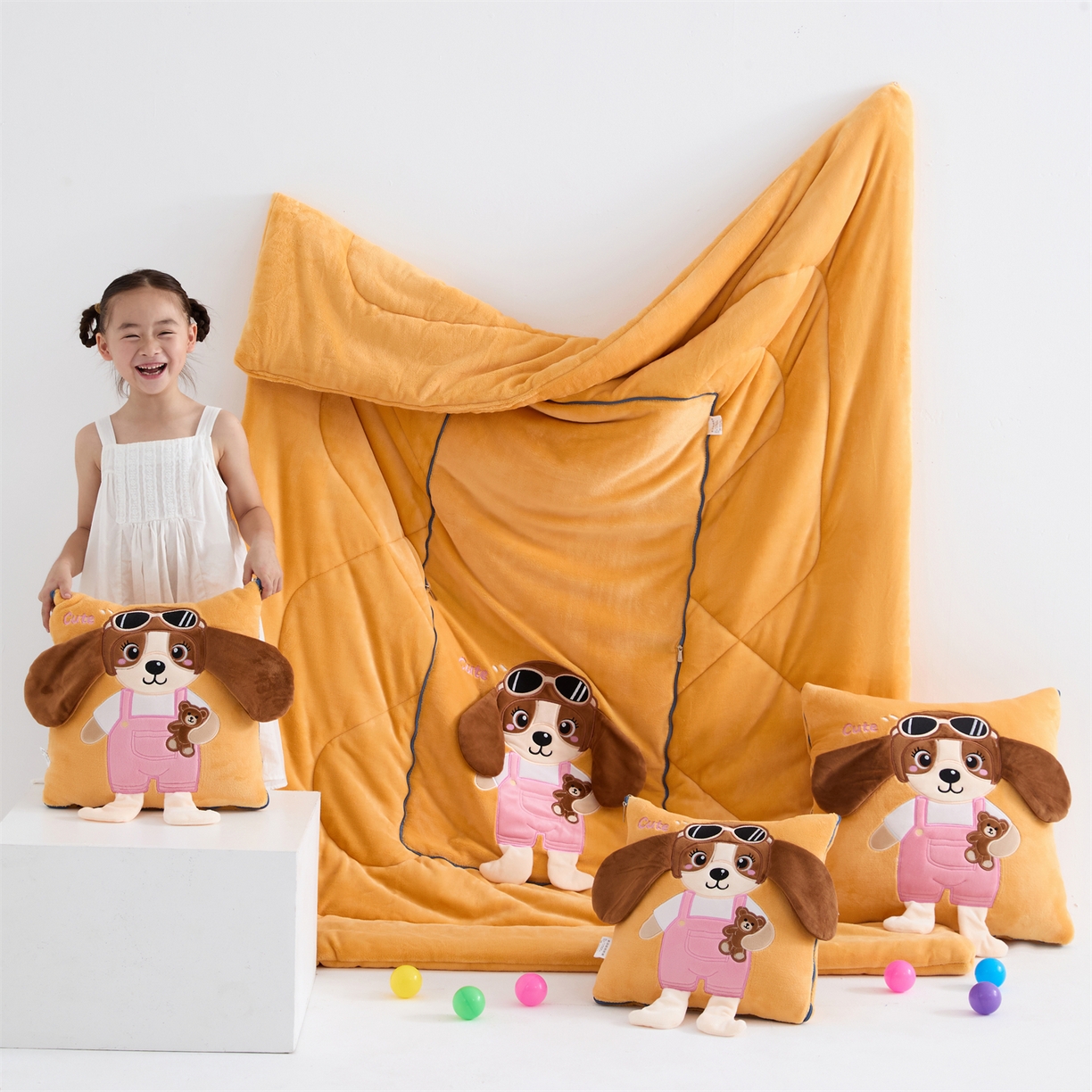 91家纺网 家纺一手货源 找家纺 吉利家居2025新款牛奶绒贴布绣多功能抱枕被-天使狗（控价小号68   大号98） 淡雅黄