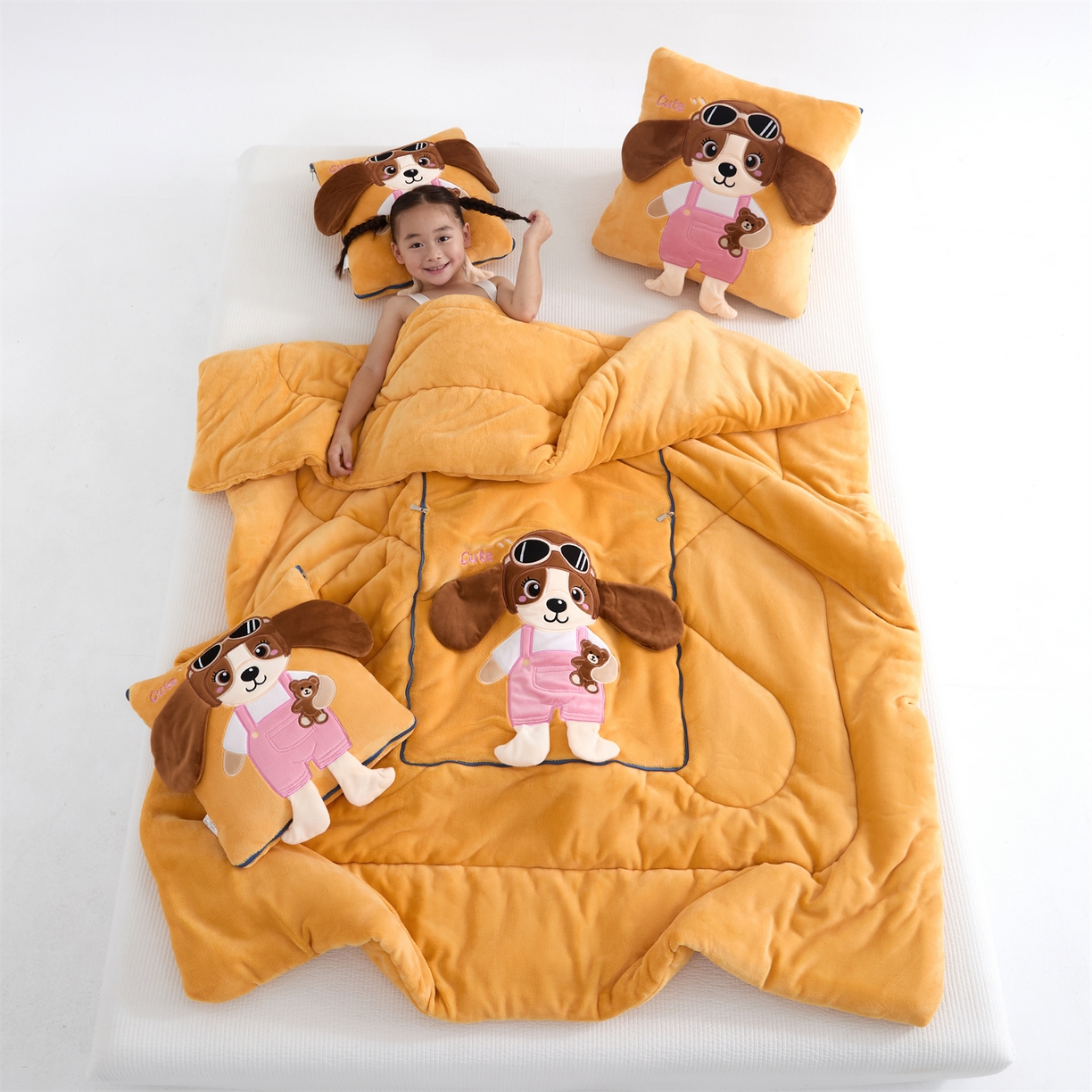 91家纺网 家纺一手货源 找家纺 吉利家居2025新款牛奶绒贴布绣多功能抱枕被-天使狗（控价小号68   大号98） 淡雅黄