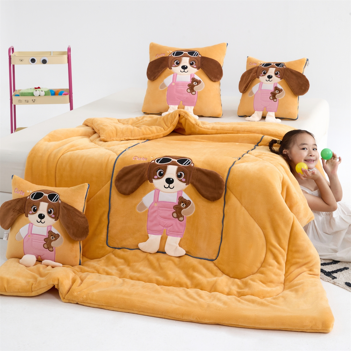 91家纺网 家纺一手货源 找家纺 吉利家居2025新款牛奶绒贴布绣多功能抱枕被-天使狗（控价小号68   大号98） 淡雅黄