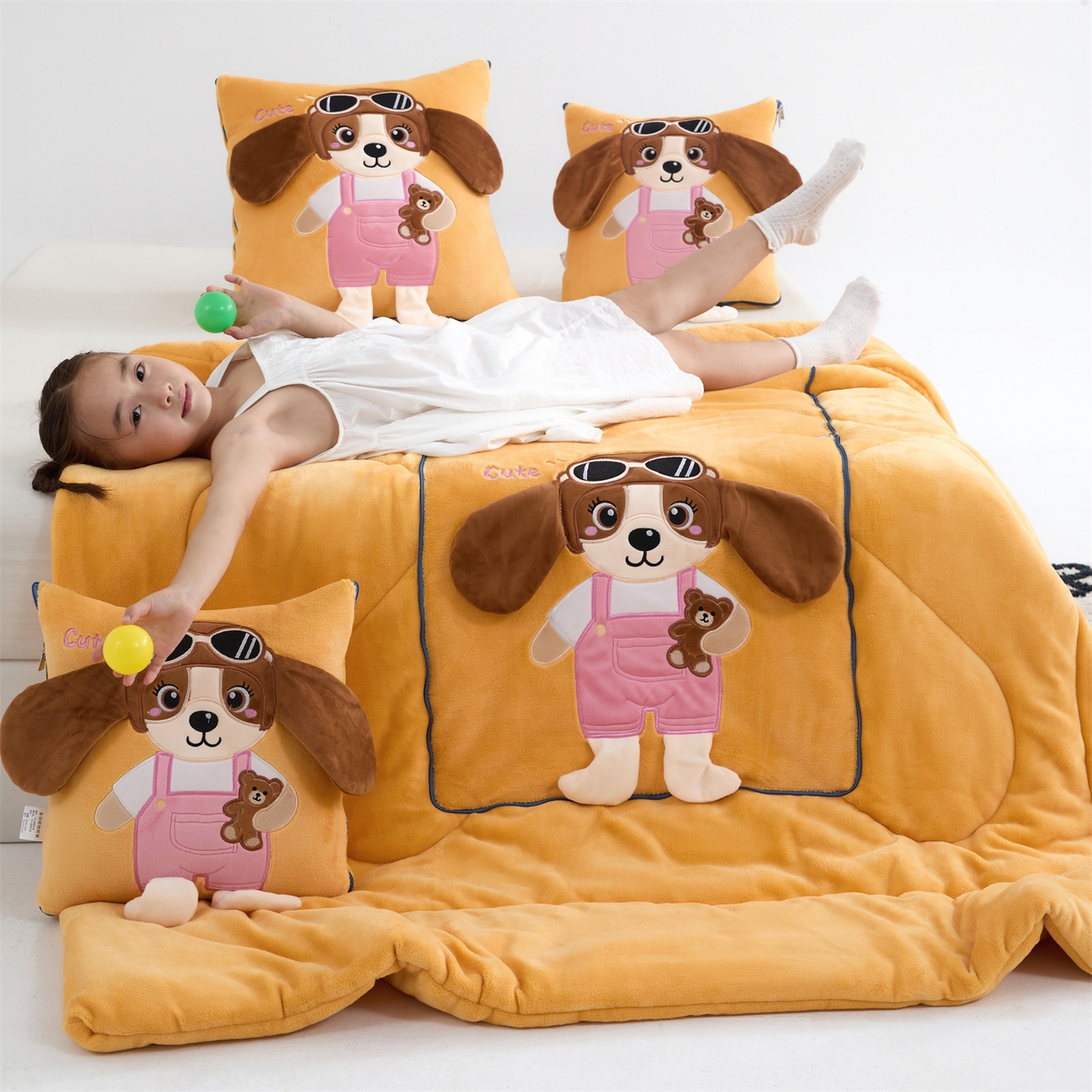 91家纺网 家纺一手货源 找家纺 吉利家居2025新款牛奶绒贴布绣多功能抱枕被-天使狗（控价小号68   大号98） 淡雅黄